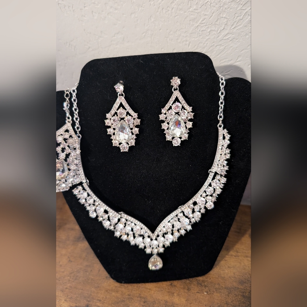Elegant Silver Necklace and Earring Set